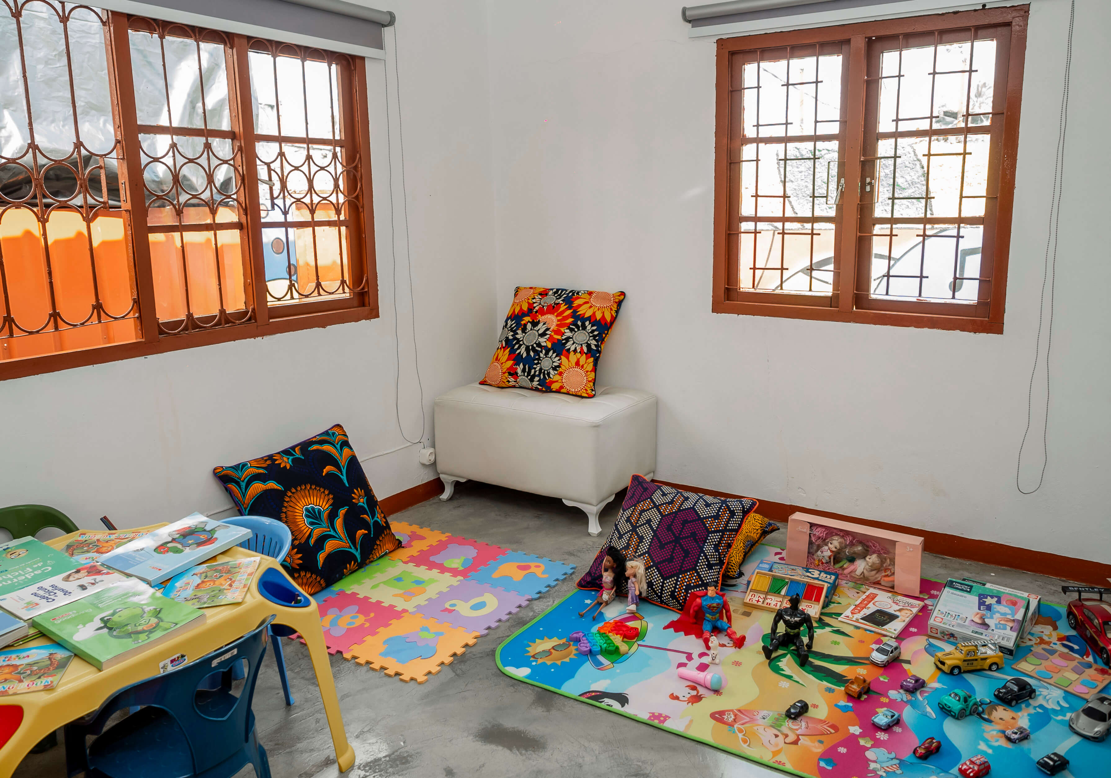 Sala de atividades com crianças participando em atividades educativas